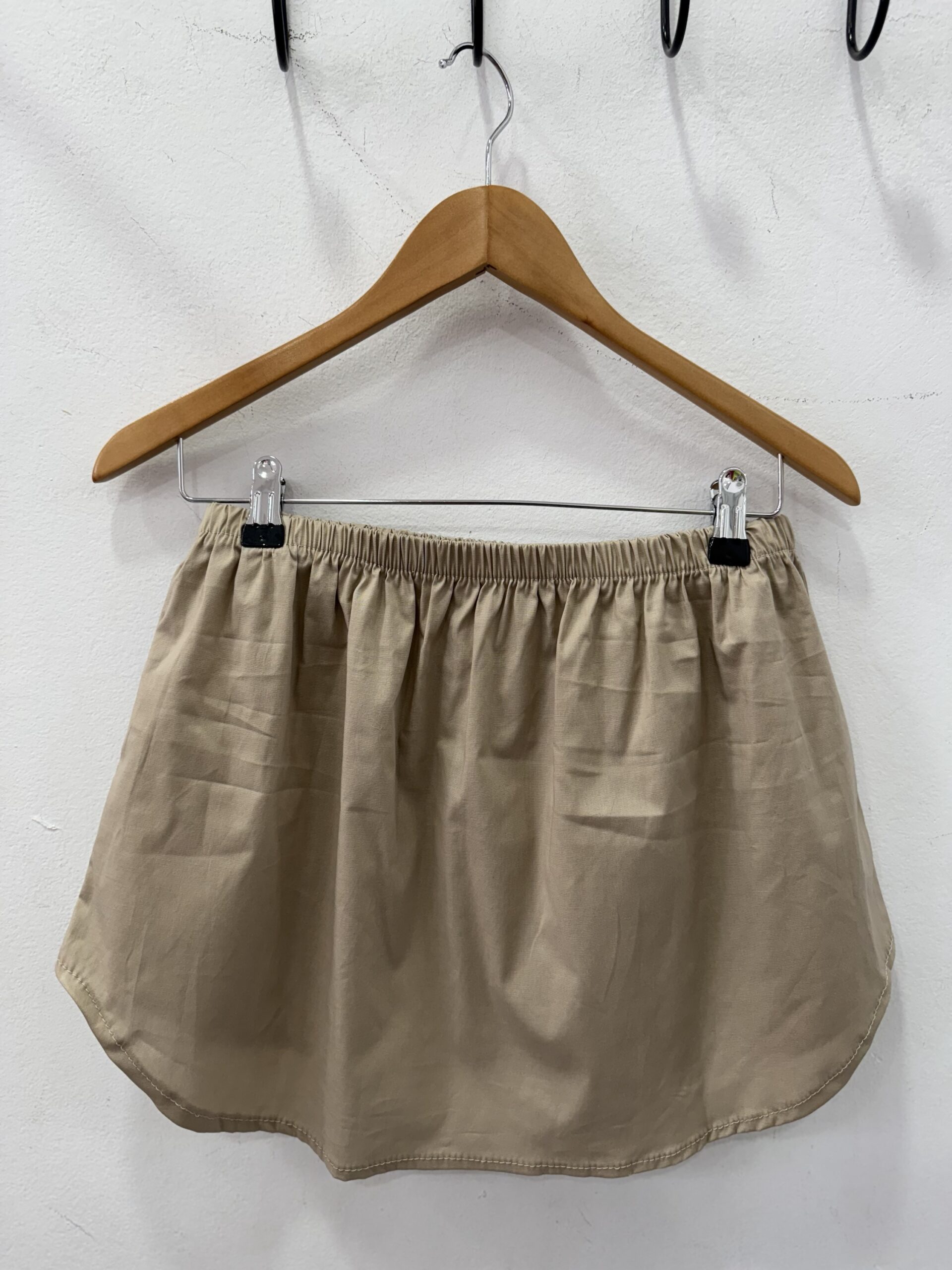 Bajo camisa beige - Imagen 3